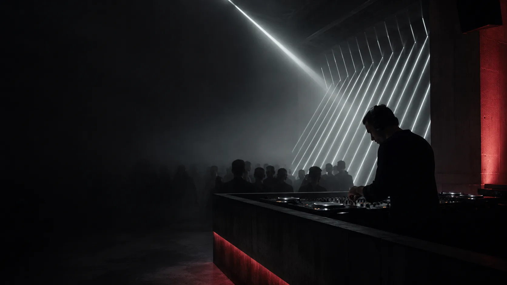 DJ en cabina con haces de luz blanca y rojo ambiental durante una sesion de minimal techno
